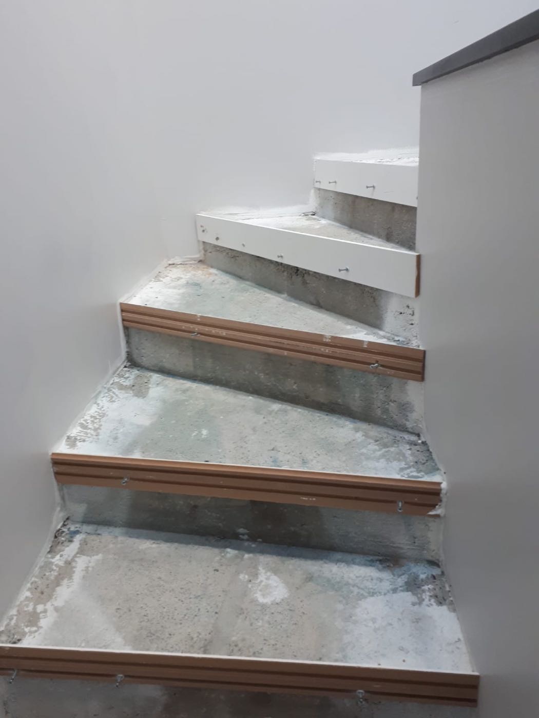 Coffrage des contremarches d'un escalier en rénovation