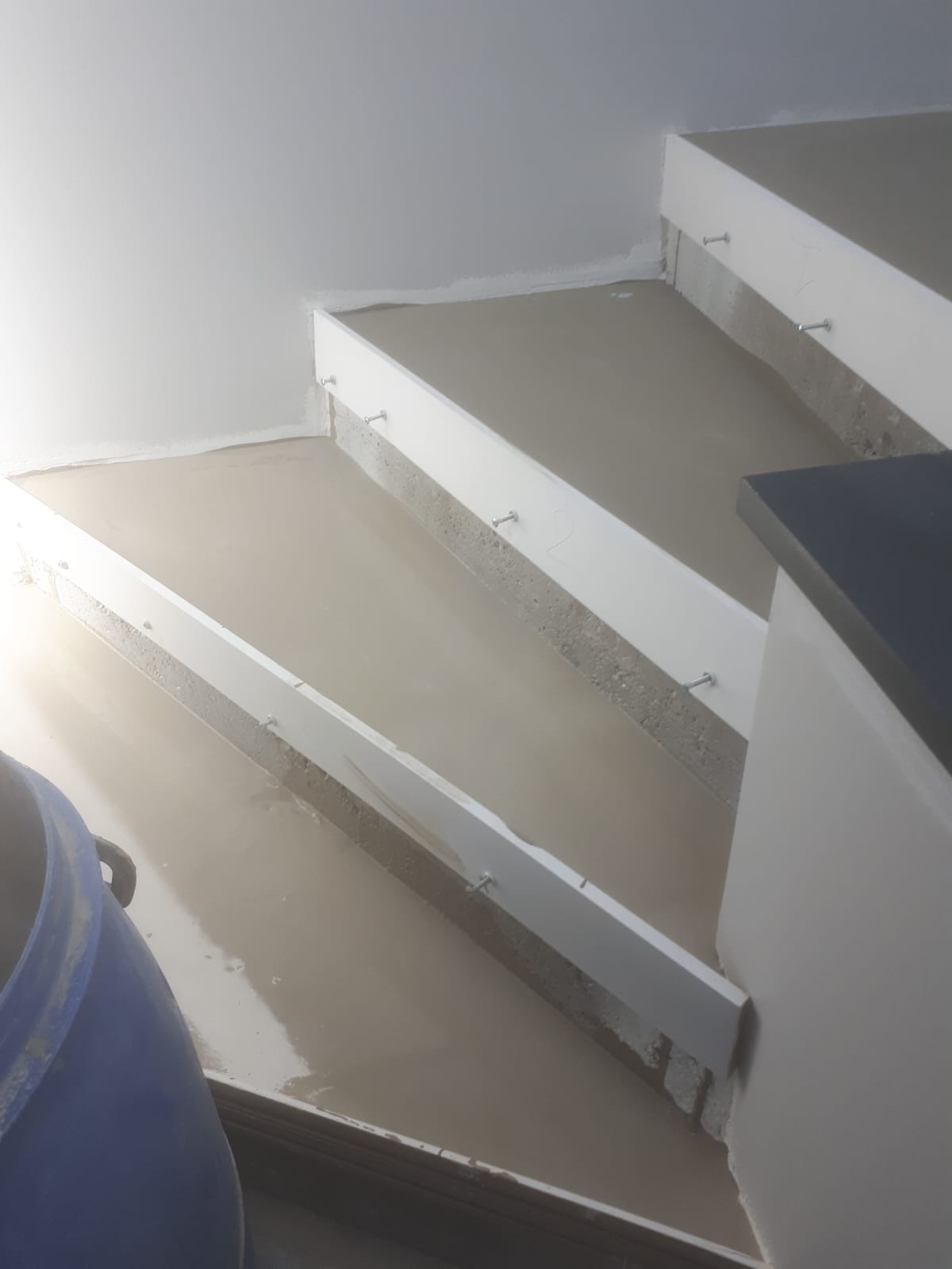 Escalier coffré et ragréé en cours de rénovation