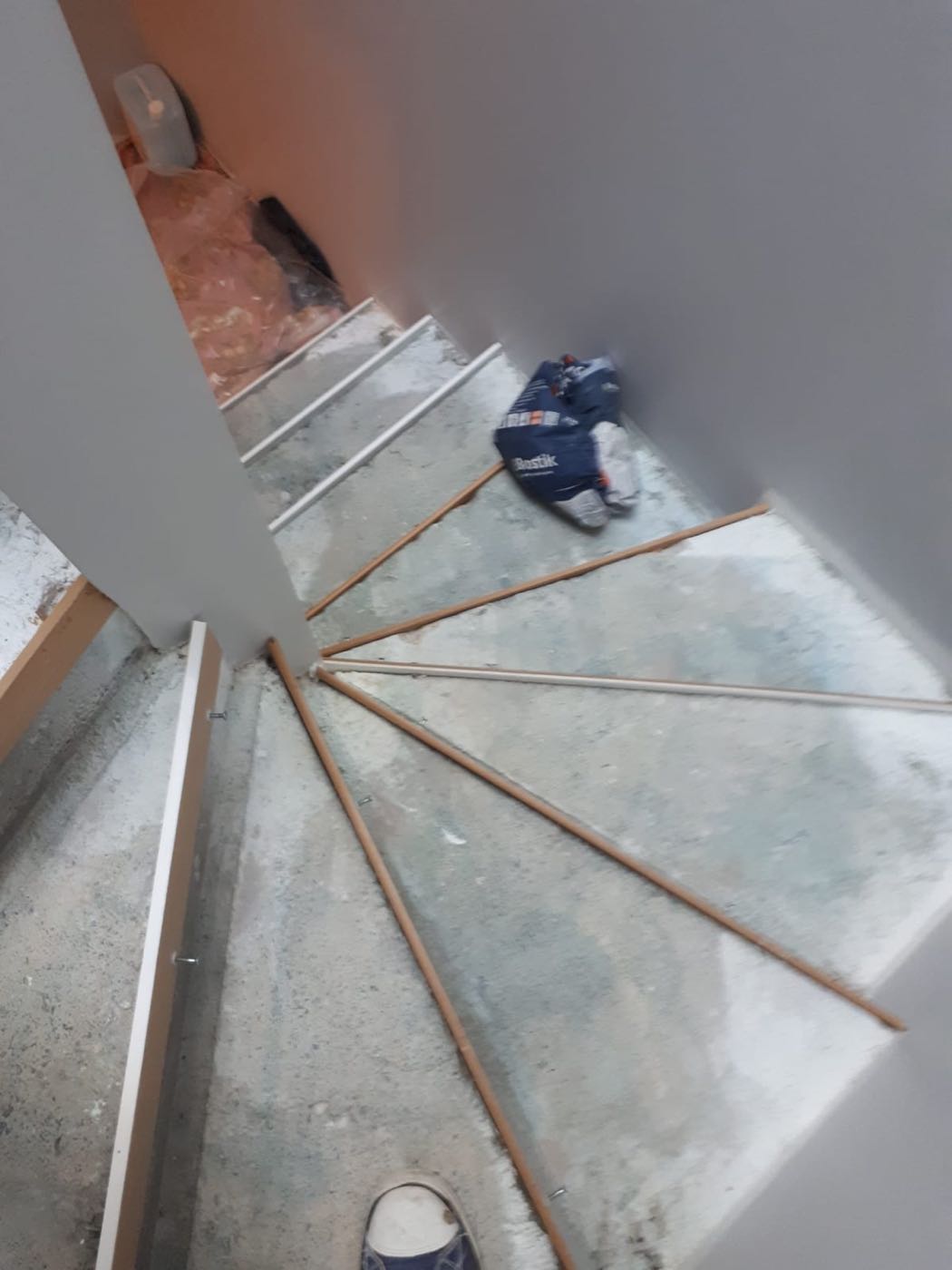 Préparation et baguettes d'angle sur escalier tournant