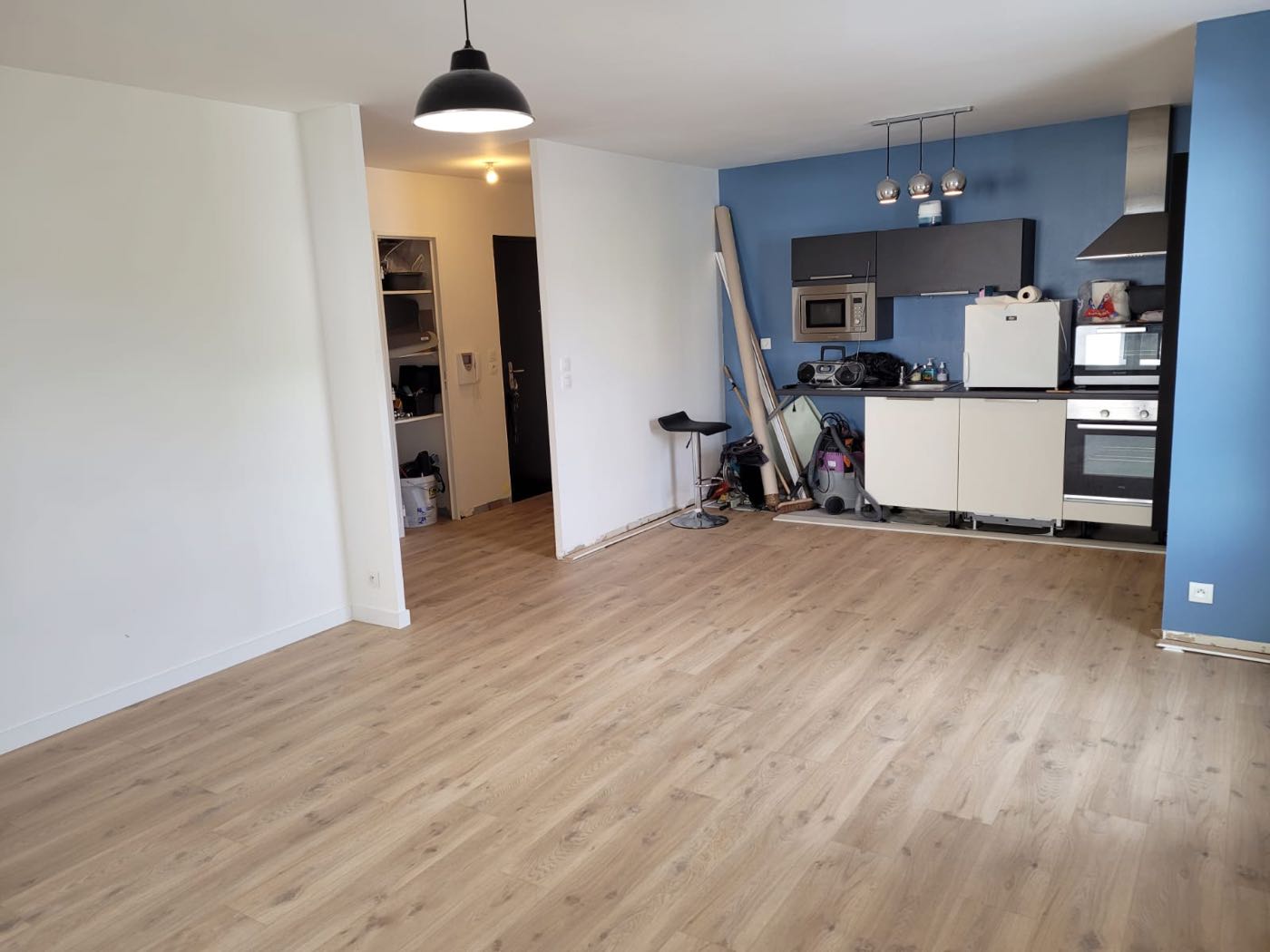 Sol vinyle imitation parquet clair dans un appartement